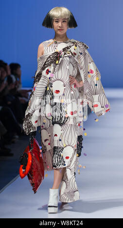 Un modello consente di visualizzare una nuova creazione in una sfilata di moda per la laurea lavora durante la settimana della moda di Pechino l Istituto di Tecnologia di Moda a Beiji Foto Stock
