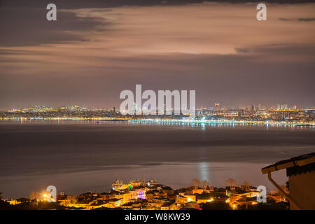 Vista di notte del lato Asiatico di Istanbul attraverso il Mar di Marmara dal Buyukada Turchia Foto Stock