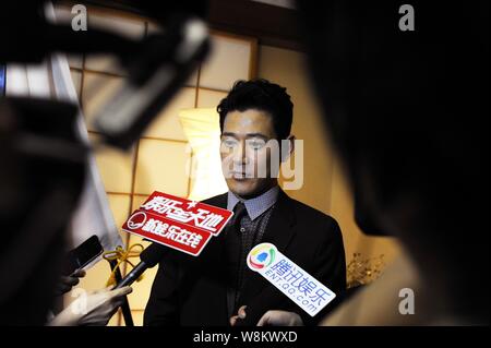 Attore giapponese Koji Yano viene intervistato durante una cerimonia di presentazione del Ministro degli esteri giapponese's Award a Pechino in Cina, 20 febbraio 2016. Foto Stock