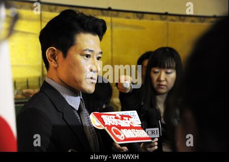 Attore giapponese Koji Yano viene intervistato durante una cerimonia di presentazione del Ministro degli esteri giapponese's Award a Pechino in Cina, 20 febbraio 2016. Foto Stock