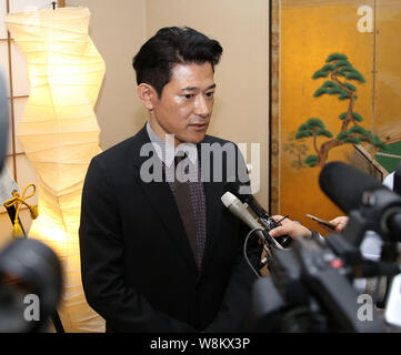 Attore giapponese Koji Yano viene intervistato durante una cerimonia di presentazione del Ministro degli esteri giapponese's Award a Pechino in Cina, 20 febbraio 2016. Foto Stock