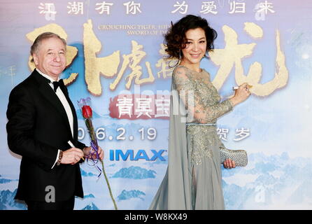 Malaysian attrice Michelle Yeoh, destro e il suo fidanzato Jean Todt, Presidente della Federazione Internationale de l'Automobile (FIA), arrivano sul rosso Foto Stock