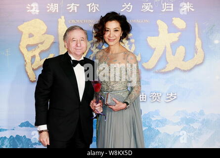 Malaysian attrice Michelle Yeoh, destro e il suo fidanzato Jean Todt, Presidente della Federazione Internationale de l'Automobile (FIA), arrivano sul rosso Foto Stock