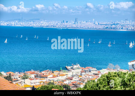 Yachts off the quay di Buyukada in Princes isole al largo di Istanbul Turchia Foto Stock