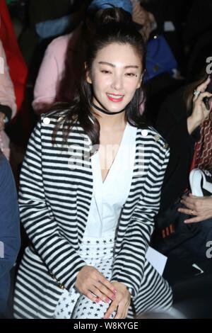 Attrice cinese Zhang Yuqi assiste il fashion show di Max Mara durante la settimana della moda di Milano Autunno/Inverno 2016 in Italia, a Milano, 25 febbraio 2016. Foto Stock