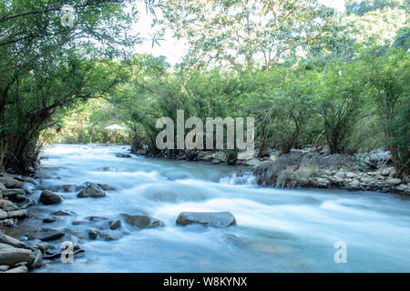 Il flusso di acqua attraverso le rocce in un flusso di Wang Nan Pua , Nan in Thailandia. Foto Stock