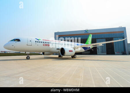 --FILE--Cina il primo in casa passeggeri di grandi dimensioni jet C919 è raffigurato al di fuori di un hangar durante una cerimonia in modalità non in linea alla finale dello stabilimento di assemblaggio di COMAC ( Foto Stock