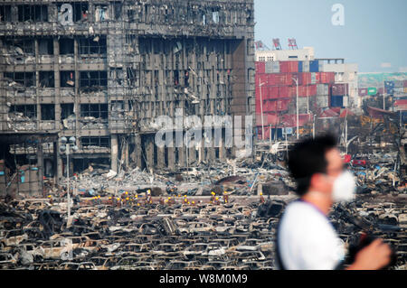 --FILE--edifici e le automobili importate in prossimità del magazzino di Ruihai Logistica internazionale vengono distrutte in esplosioni massicce in Binhai nuova area in Foto Stock