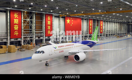 --FILE--Cina il primo in casa passeggeri di grandi dimensioni jet C919 è raffigurato in un hangar durante una cerimonia in modalità non in linea alla finale dello stabilimento di assemblaggio di COMAC (Comme Foto Stock