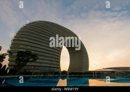 --FILE--Vista del Sheraton Huzhou Hot Spring Resort nella città di Huzhou, est della Cina di provincia dello Zhejiang, 13 luglio 2015. Non più 'bizzarro' architettura, ga Foto Stock