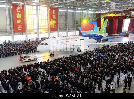 --FILE--Cina il primo in casa passeggeri di grandi dimensioni jet C919 viene trainato di un hangar durante una cerimonia in modalità non in linea alla finale dello stabilimento di assemblaggio di COMAC (Co Foto Stock