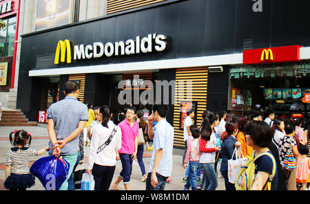 --FILE--pedoni a piedi passato a un fast food ristorante di McDonald in Chongqing Cina, 20 settembre 2015. Yum Brands Inc , la casa di KFC e Pizza Foto Stock