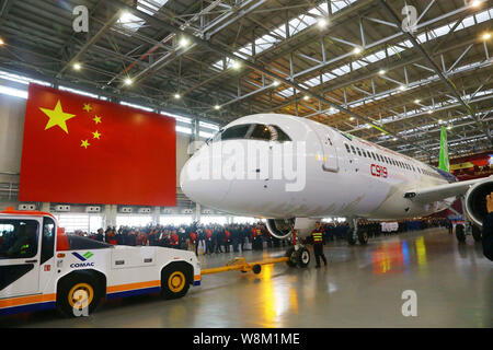 --FILE--Cina il primo in casa passeggeri di grandi dimensioni jet C919 viene trainato al di fuori di un hangar durante una cerimonia in modalità non in linea alla finale dello stabilimento di assemblaggio di COMAC Foto Stock