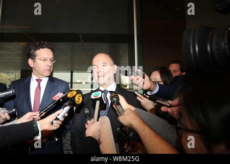 Il presidente dell'eurogruppo Jeroen Dijsselbloem, sinistra, e UE Affari economici e finanziari, la fiscalità e le dogane Commissario Pierre Moscovici sono intervista Foto Stock