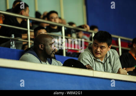 --FILE--pensionati American basketball superstar Shaquille O'Neal, sinistra, colloqui con pensionato cinese superstar di basket Yao Ming durante una partita di basket mat Foto Stock