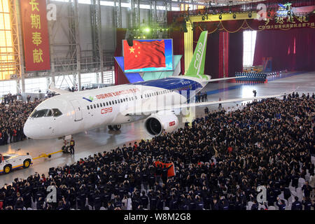 --FILE--Cina il primo in casa passeggeri di grandi dimensioni jet C919 viene trainato di un hangar durante una cerimonia in modalità non in linea alla finale dello stabilimento di assemblaggio di COMAC (Co Foto Stock