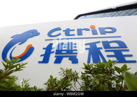 --FILE--Vista di un cartello di Ctrip presso la sede cinese di agenzia di viaggi online Ctrip in Cina a Shanghai, 14 maggio 2015.--CINA FUORI-- Azioni Foto Stock