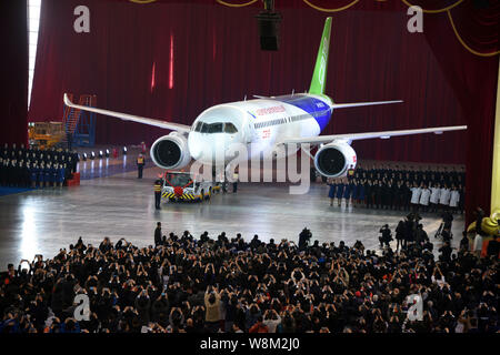 --FILE--Cina il primo in casa passeggeri di grandi dimensioni jet C919 viene trainato di un hangar durante una cerimonia in modalità non in linea alla finale dello stabilimento di assemblaggio di COMAC (Co Foto Stock