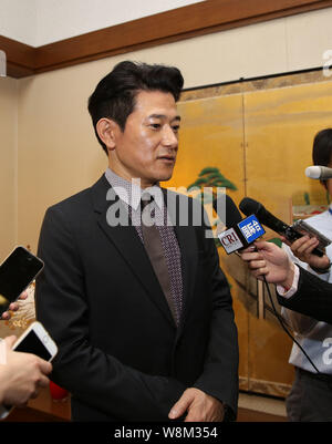 Attore giapponese Koji Yano viene intervistato durante una cerimonia di presentazione del Ministro degli esteri giapponese's Award a Pechino in Cina, 20 febbraio 2016. Foto Stock