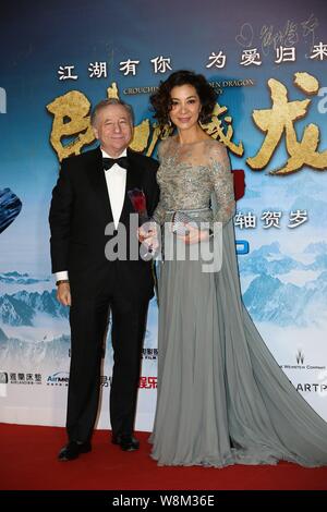 Malaysian attrice Michelle Yeoh, destro e il suo fidanzato Jean Todt, Presidente della Federazione Internationale de l'Automobile (FIA), arrivano sul rosso Foto Stock