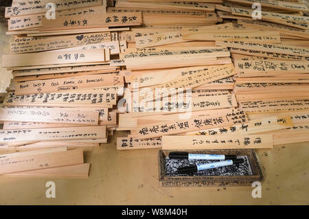 Ema placche in legno presso il Santuario Nonomiya in Arashiyama. Foto Stock