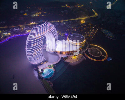 Vista aerea del Sheraton Huzhou Hot Spring Resort di notte nella città di Huzhou, est della Cina di provincia dello Zhejiang, 1 gennaio 2016. *** Caption locale *** Îâ Foto Stock