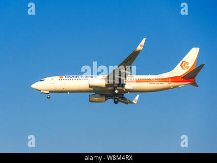 --FILE--un Boeing 737-800 jet del passeggero di aria OK si prepara a terra alla Shenzhen Baoan International Airport nella città di Shenzhen, nel sud della Cina di Guangdon Foto Stock