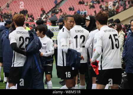 Il coreano la star del calcio Jong Tae-se, center e di altre stelle coreano si riscaldano durante il '2016 Asian Smile Cup in Cina' amichevole partita di calcio in Shanghai Foto Stock