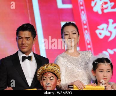 Attrice cinese Gong Li, a destra e a Hong Kong il cantante e attore Aaron Kwok partecipare ad una conferenza stampa per la premiere del loro nuovo film "la scimmia Ki Foto Stock