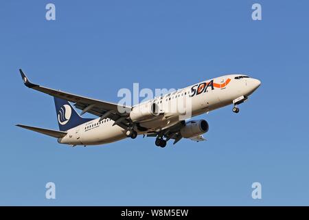 --FILE--un Boeing 737-800 jet del passeggero di Shandong Airlines si prepara a terra alla Yantai Laishan Aeroporto Internazionale nella città di Yantai, est della Cina di Foto Stock