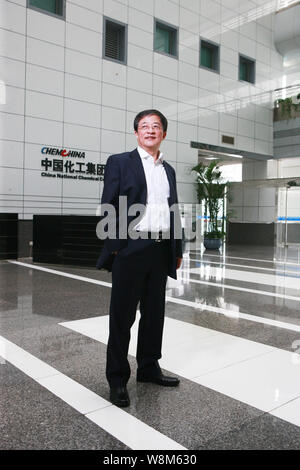 --FILE--Ren Jianxin, presidente di ChemChina (China National Chemical Corporation), pone presso la sede di ChemChina a Pechino in Cina, 18 aprile 2 Foto Stock