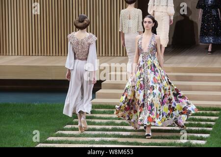 Visualizzazione modelli nuove creazioni alla sfilata Chanel durante il Paris Haute Couture Fashion Week Primavera/Estate 2016 a Parigi, Francia, 26 gennaio 20 Foto Stock