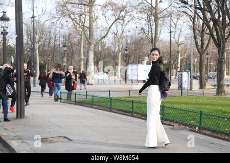 Modello cinese Xi Mengyao pone per street snap dopo la sfilata Chanel durante il Paris Haute Couture Fashion Week Primavera/Estate 2016 a Parigi, Foto Stock