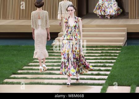 Visualizzazione modelli nuove creazioni alla sfilata Chanel durante il Paris Haute Couture Fashion Week Primavera/Estate 2016 a Parigi, Francia, 26 gennaio 20 Foto Stock