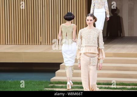 Visualizzazione modelli nuove creazioni alla sfilata Chanel durante il Paris Haute Couture Fashion Week Primavera/Estate 2016 a Parigi, Francia, 26 gennaio 20 Foto Stock