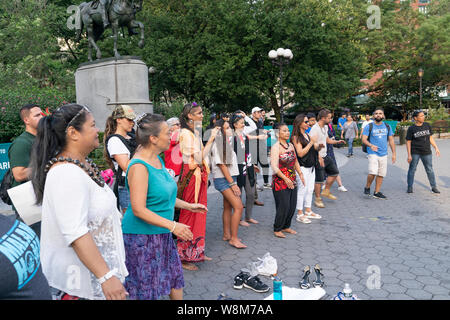 New York, NY - Agosto 19, 2019: Newyorkesi inscenato proteste in sostegno della sacra montagna Hawaii Mauna Kea per fermare la costruzione del nuovo osservatorio presso la Union Square Foto Stock