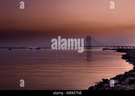 Bandra Worli Sea Link di notte Foto Stock