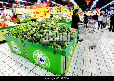 --FILE--i clienti cinesi shop per ortaggi in un supermercato di Carrefour in Shenyang City, a nord-est della Cina di provincia di Liaoning, 4 febbraio 2015. F Foto Stock