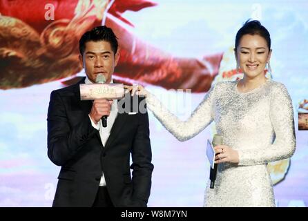 Attrice cinese Gong Li, a destra e a Hong Kong il cantante e attore Aaron Kwok partecipare ad una conferenza stampa per la premiere del loro nuovo film "la scimmia Ki Foto Stock