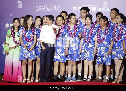 Ma Jack Yun, terzo anteriore sinistra, presidente del gruppo Alibaba, parla di un insegnante cinese durante la cerimonia di presentazione del primo villaggio un insegnante Foto Stock