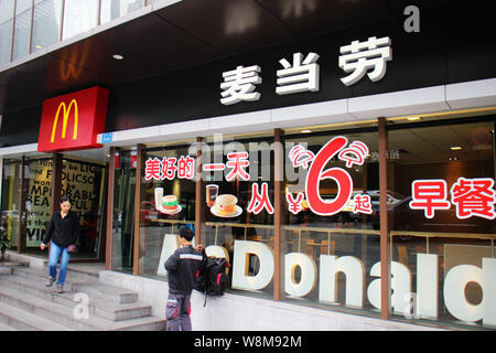 --FILE--pedoni a piedi passato a un fast food ristorante di McDonald in Chongqing Cina, 14 novembre 2014. McDonald's Corp riportato migliore di quanto si aspettano Foto Stock