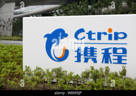 --FILE--Vista di un cartello di Ctrip presso la sede cinese di agenzia di viaggi online Ctrip in Cina a Shanghai, 14 maggio 2015. --Cina fuori-- Cina " Foto Stock