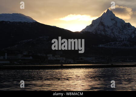 Sunrise nella città di Ushuaia, Tierra del Fuego, Argentina. Luglio 2019 Foto Stock