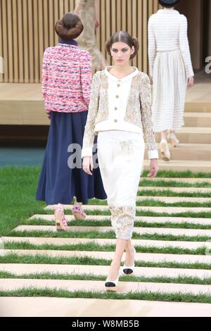 Visualizzazione modelli nuove creazioni alla sfilata Chanel durante il Paris Haute Couture Fashion Week Primavera/Estate 2016 a Parigi, Francia, 26 gennaio 20 Foto Stock