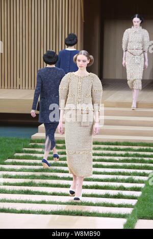 Visualizzazione modelli nuove creazioni alla sfilata Chanel durante il Paris Haute Couture Fashion Week Primavera/Estate 2016 a Parigi, Francia, 26 gennaio 20 Foto Stock