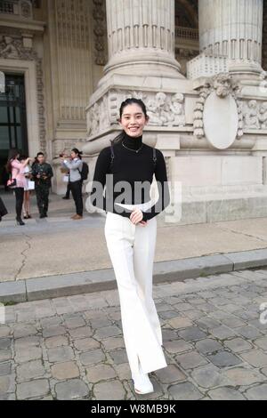 Modello cinese Xi Mengyao pone per street snap dopo la sfilata Chanel durante il Paris Haute Couture Fashion Week Primavera/Estate 2016 a Parigi, Foto Stock