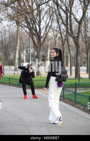 Modello cinese Xi Mengyao pone per street snap dopo la sfilata Chanel durante il Paris Haute Couture Fashion Week Primavera/Estate 2016 a Parigi, Foto Stock