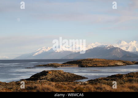 Cartolina del Canale di Beagle da un catamarano. Ushuaia, Tierra del Fuego, Argentina. Luglio 2019 Foto Stock