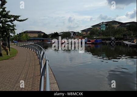 Narrowboats ormeggiata nel bacino del Waterfront Business Park, sul canale di Dudley, Black Country, REGNO UNITO Foto Stock