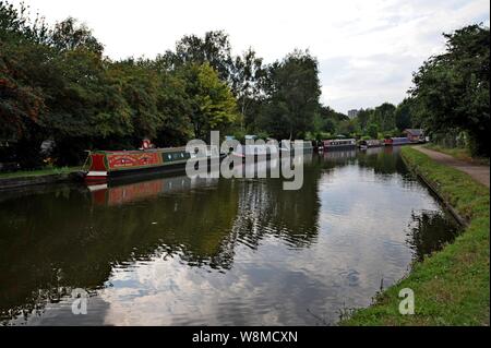 Narrowboats ormeggiato a quiet Ormeggi privati sul canale di Dudley, Black Country, REGNO UNITO Foto Stock